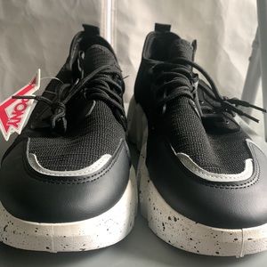 The brand is Pony, Size 10, and Color black and white